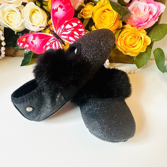 Baby girl Ugg shoes very soft enough confortable! - Picture 2 of 4